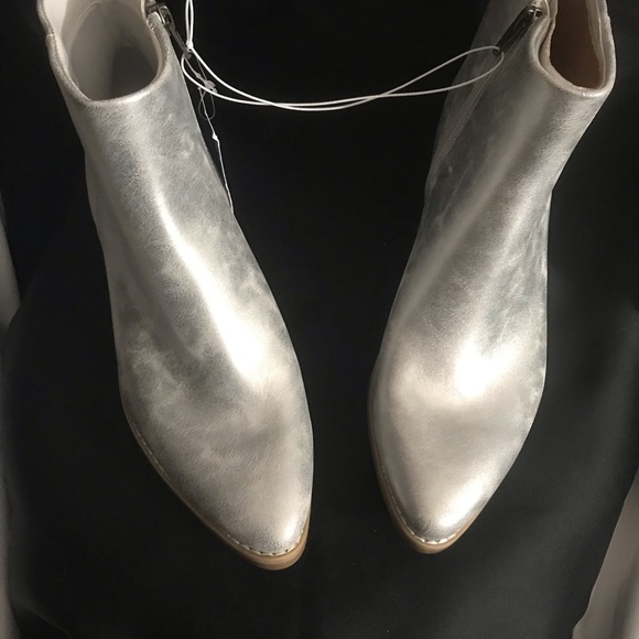 Universal Thread Malby Low Shaft Heeled Silver Boot SIZE 8.5 - Picture 4 of 9